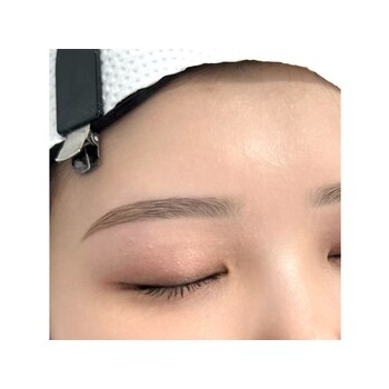 人気の平行眉デザインのご紹介の眉毛デザイン写真