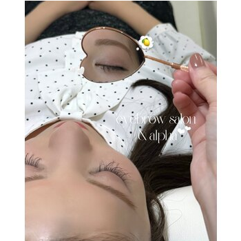 フェミニンな印象を引き立てるアーチ眉デザインの眉毛デザイン写真