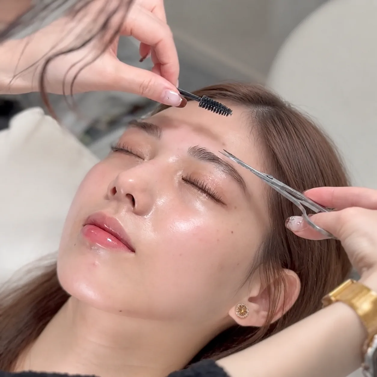 眉毛の毛流れを整えている施術の様子